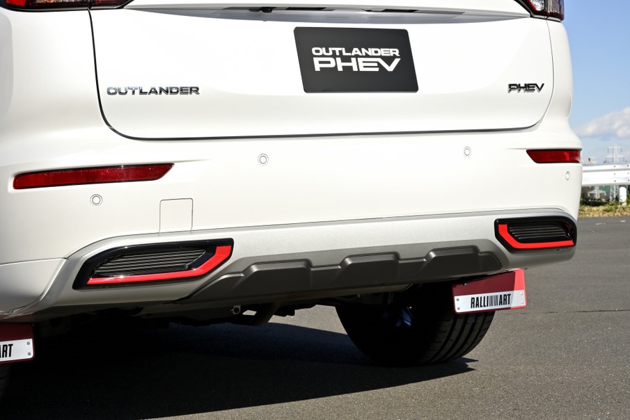 Viền đầu ống xả giả màu đỏ của Mitsubishi Outlander Ralliart Style