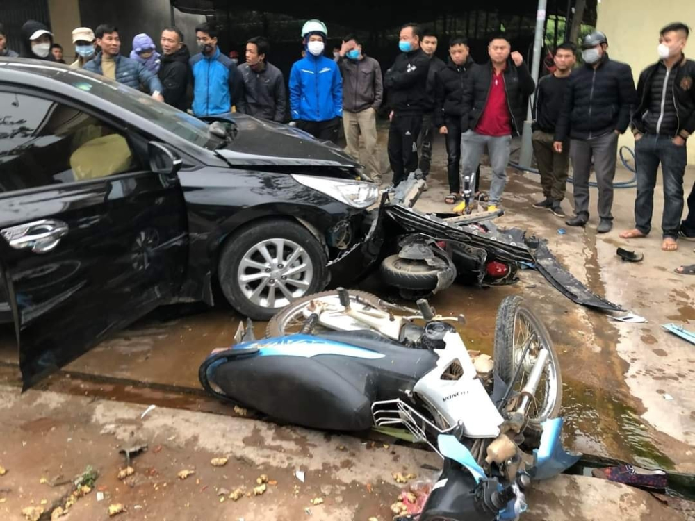 Cả 3 phương tiện đều bị hư hỏng nặng sau vụ tai nạn Cả 3 phương tiện đều bị hư hỏng nặng sau vụ tai nạn