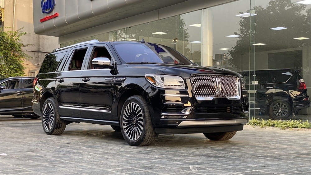 Thiết kế của xe Lincoln Navigator L Black Label mang đậm phong cách xe Mỹ. Thiết kế của xe Lincoln Navigator L Black Label mang đậm phong cách xe Mỹ.