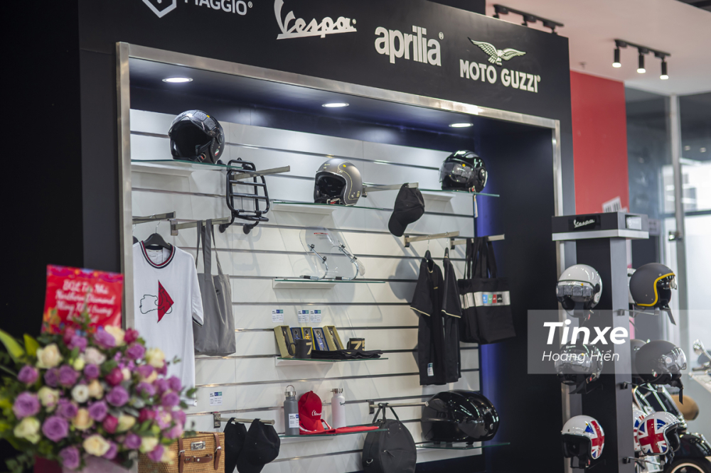Hàng loạt phụ kiện dành cho các biker sẽ được trưng bày và bán tại Motoplex Hà Nội. Hàng loạt phụ kiện dành cho các biker sẽ được trưng bày và bán tại Motoplex Hà Nội.