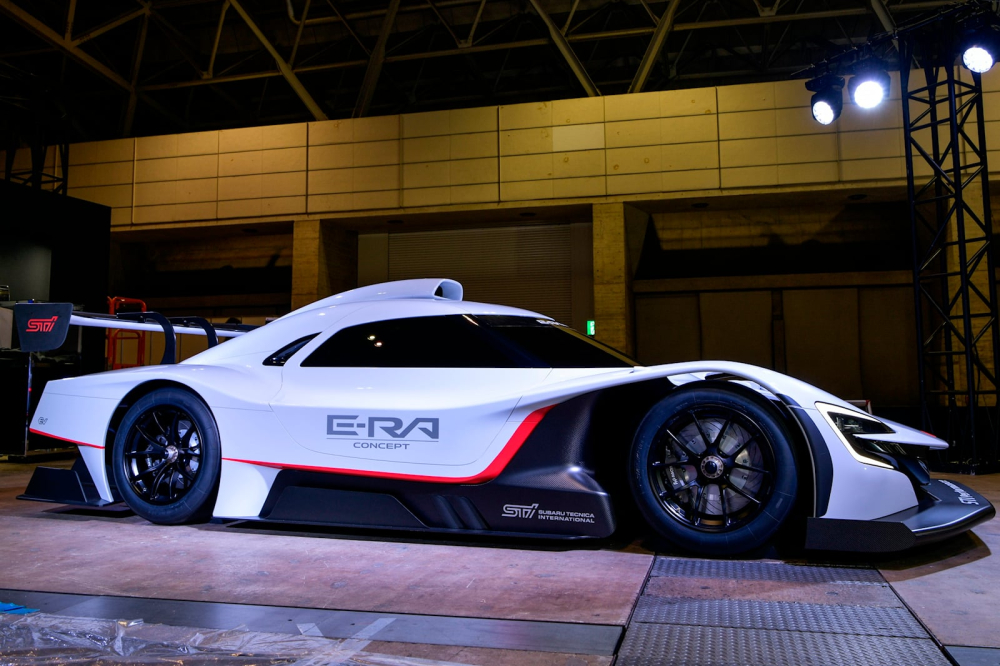 Phía bên của Subaru STI E-RA Concept
