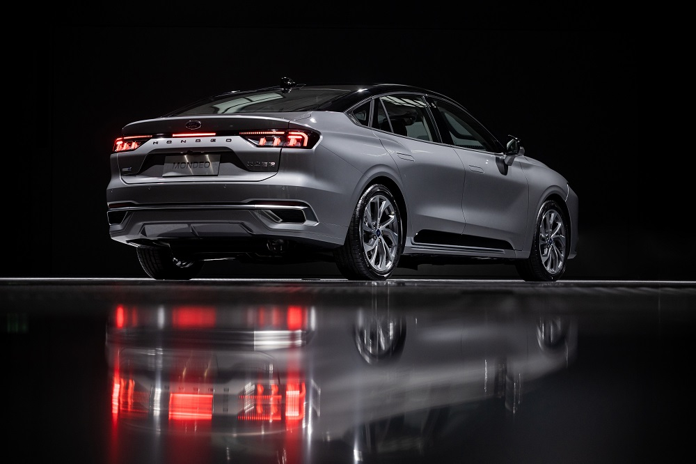 Cụm đ&egrave;n hậu của Ford Mondeo 2022 kh&aacute; giống với VinFast LUX A2.0