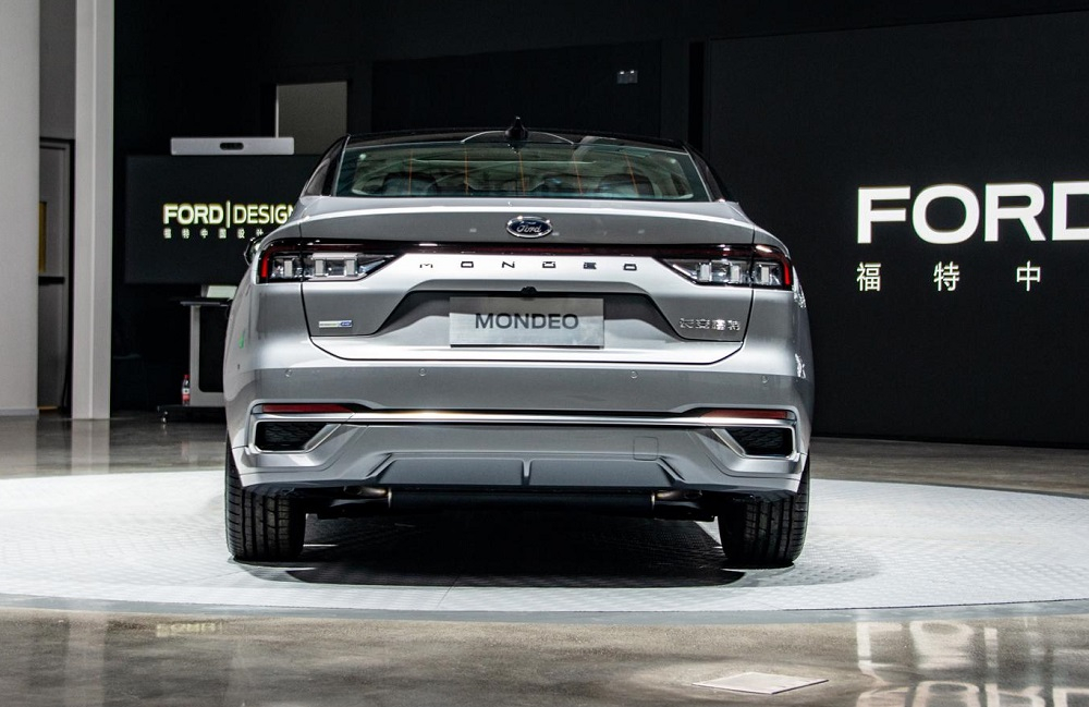 Ford Mondeo 2022 nh&igrave;n từ đằng sau