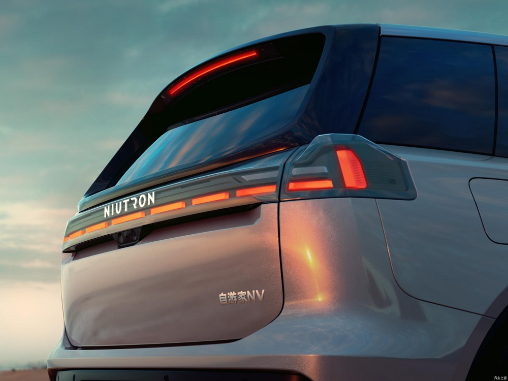 Cụm đèn hậu vắt ngang đuôi xe của Niutron NV 2022