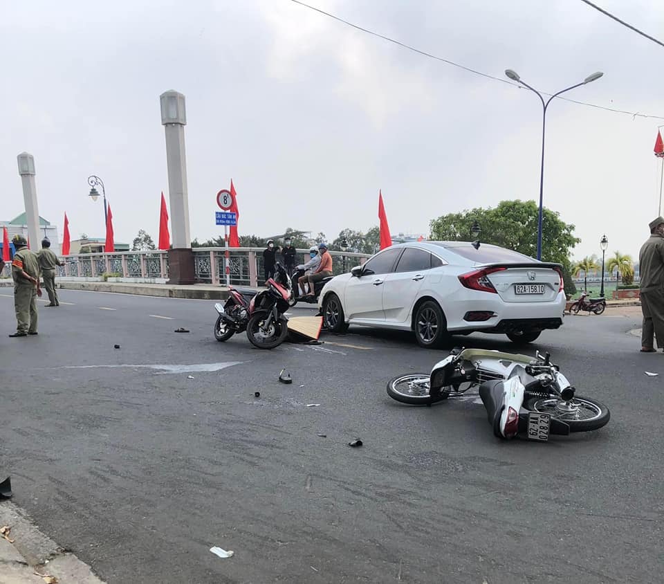 Cả 3 phương tiện đều bị hư hỏng sau vụ tai nạn