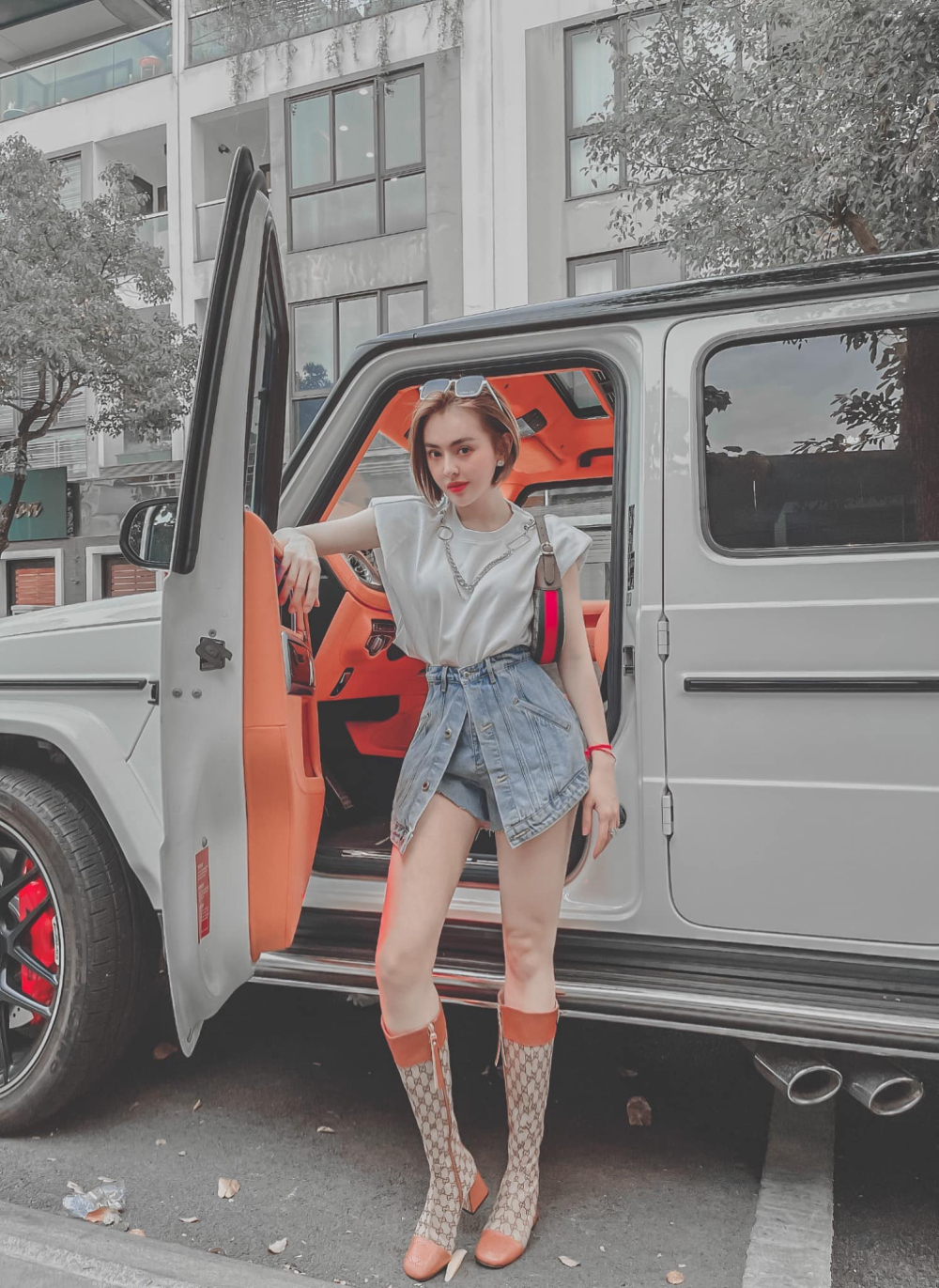 Nội thất chiếc xe này có màu cam Hermes Nội thất chiếc xe này có màu cam Hermes