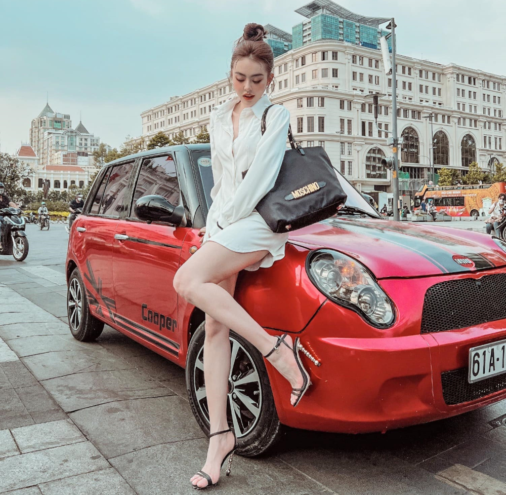 Ngoài 2 chiếc xe trên, cô gái này còn sở hữu xe Mini Cooper đời cũ mang biển số của tỉnh Bình Dương Ngoài 2 chiếc xe trên, cô gái này còn sở hữu xe Mini Cooper đời cũ mang biển số của tỉnh Bình Dương