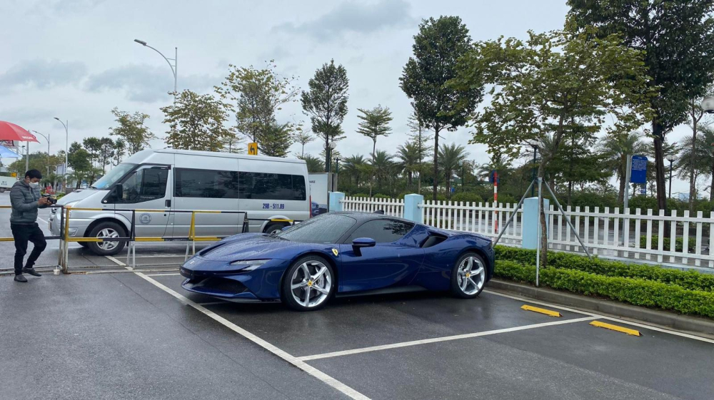 Đ&acirc;y cũng l&agrave; chiếc xe Ferrari SF90 Stradale đầu ti&ecirc;n được nh&igrave;n thấy tại H&agrave; Nội 