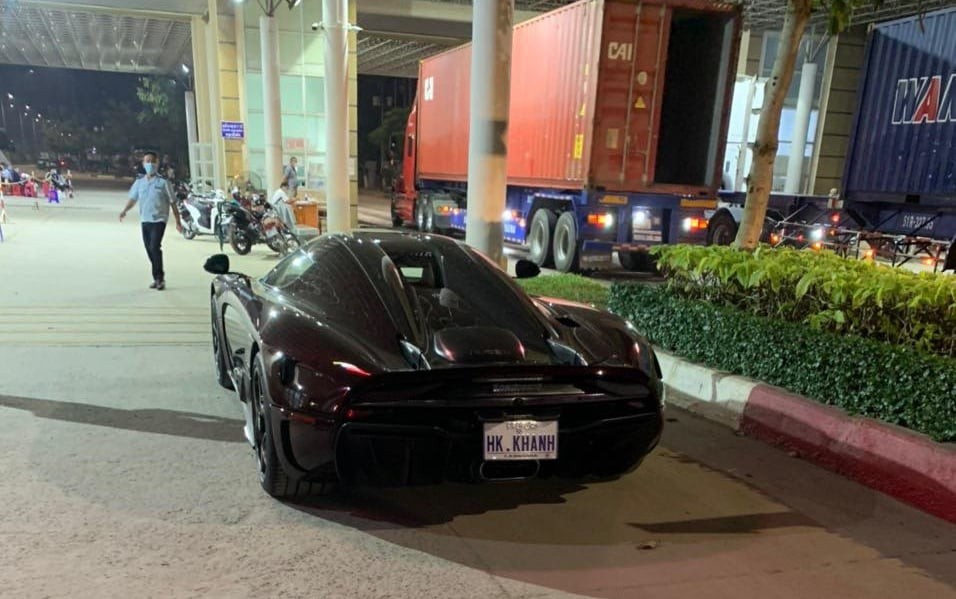 Chiếc xe Koenigsegg Regera của Ho&agrave;ng Kim Kh&aacute;nh c&oacute; mặt tại cửa khẩu Mộc B&agrave;i v&agrave;o tối ng&agrave;y 6 th&aacute;ng 1 năm 2021