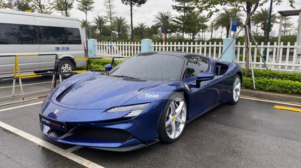 Chiếc xe Ferrari SF90 Stradale n&agrave;y được nhập khẩu ch&iacute;nh h&atilde;ng theo diện tạm nhập t&aacute;i xuất