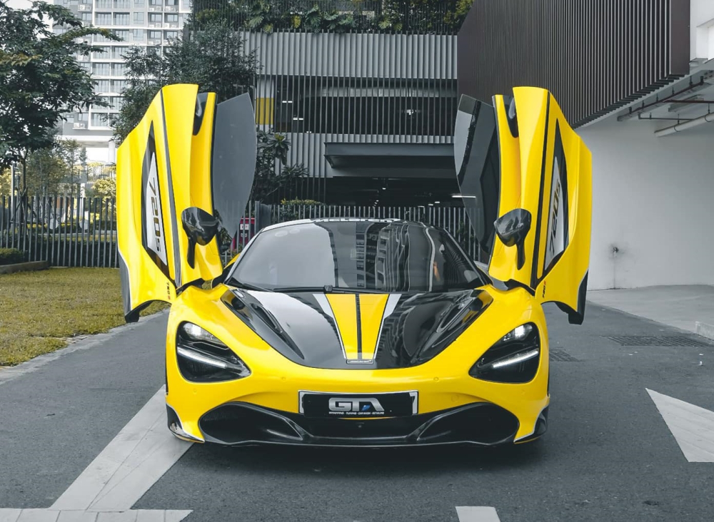 Siêu xe mui trần McLaren 720S Spider của cô gái 9X bán quần áo