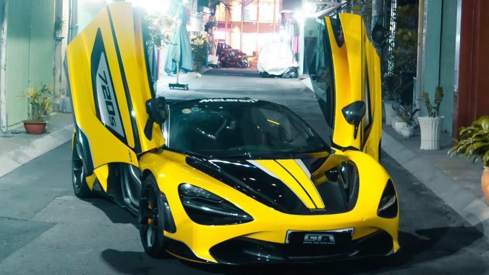 Cô gái 9X kinh doanh quần áo thay đồ mới cho siêu xe mui trần McLaren 720S Spider