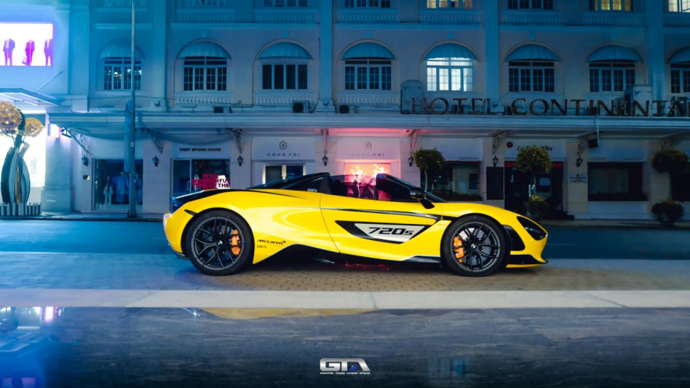 Trên cửa xe còn có logo 720S