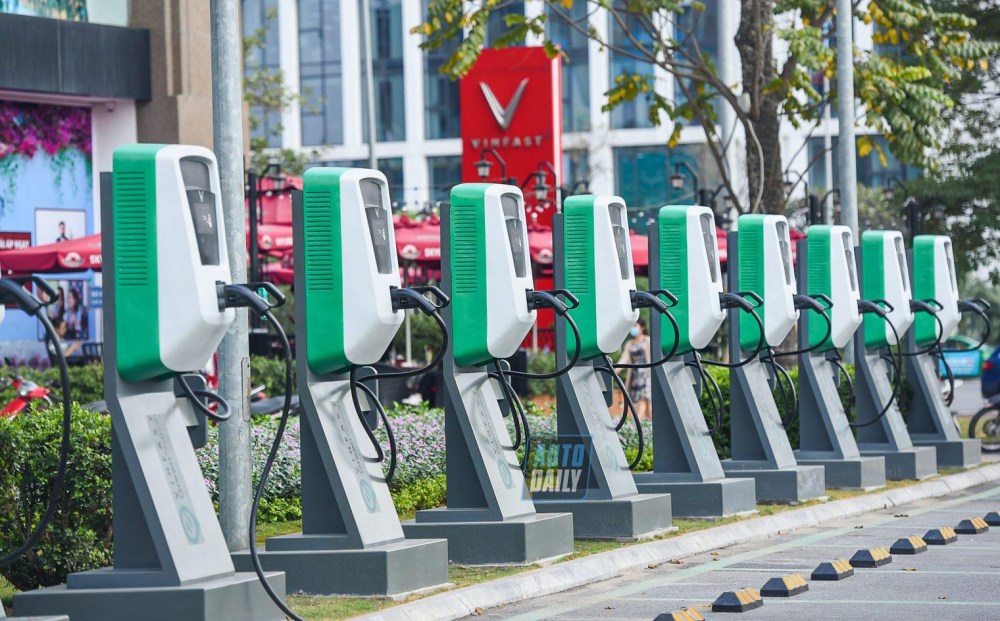 Trạm sạc xe điện của VinFast sẽ được đặt tại c&aacute;c khu chung cư trong th&agrave;nh phố v&agrave; trạm dừng nghỉ tr&ecirc;n đường cao tốc.