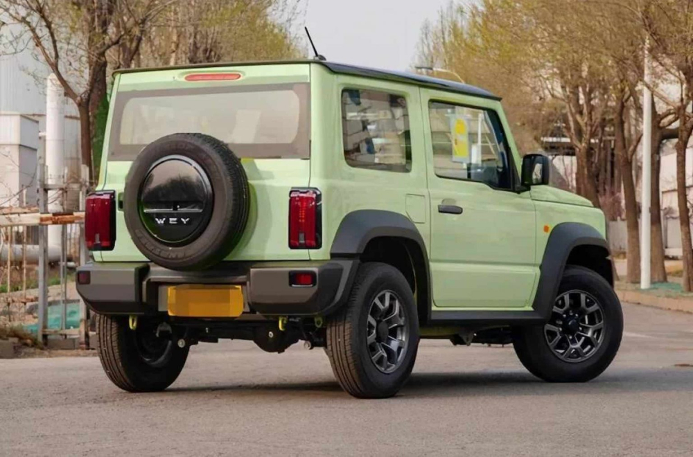 Thiết kế sườn xe v&agrave; đu&ocirc;i xe của Tank 100 giống với Suzuki Jimny