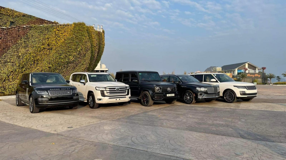 2 chiếc xe ngo&agrave;i c&ugrave;ng b&ecirc;n tr&aacute;i v&agrave; phải đến từ thương hiệu Range Rover, kế đến từ tr&aacute;i sang l&agrave; Toyota Land Cruiser, Mercedes-AMG G63 đ&atilde; c&oacute; biển v&agrave; Bentley Bentayga