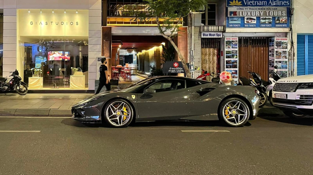 Ferrari F8 Tributo m&agrave;u x&aacute;m đầu ti&ecirc;n về nước xuất hiện ở S&agrave;i th&agrave;nh, chủ nh&acirc;n l&agrave; 1 ẩn số