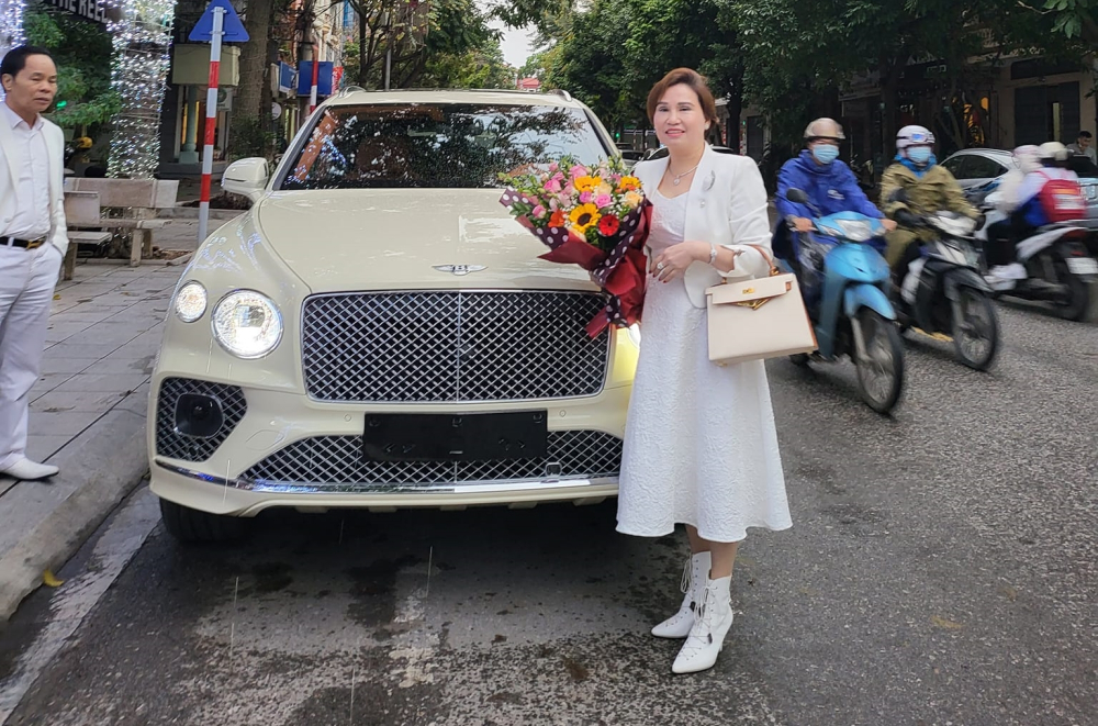 Người vợ trong buổi lễ bàn giao xe ở Bắc Ninh vừa qua Người vợ trong buổi lễ bàn giao xe ở Bắc Ninh vừa qua