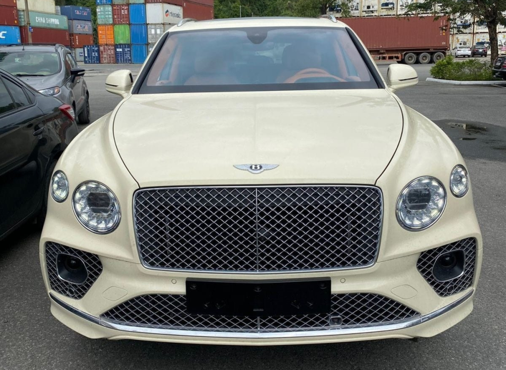 Cận cảnh thiết kế của chiếc xe Bentley Bentayga V8 mới về làm dâu ở tỉnh Bắc Ninh Cận cảnh thiết kế của chiếc xe Bentley Bentayga V8 mới về làm dâu ở tỉnh Bắc Ninh