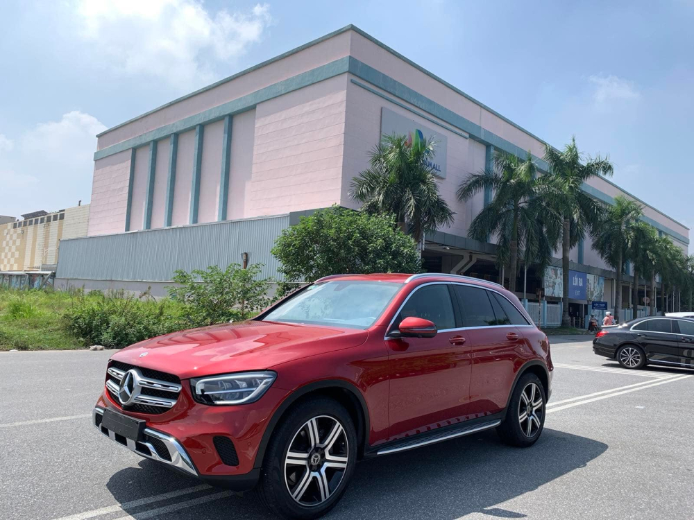 Cận cảnh một chiếc xe Mercedes-Benz GLC 200 màu đỏ Cận cảnh một chiếc xe Mercedes-Benz GLC 200 màu đỏ
