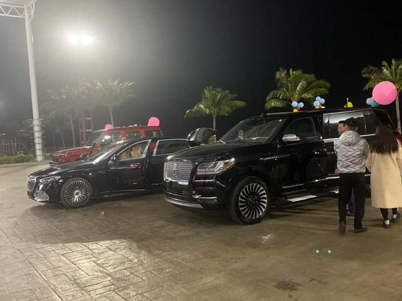 Đắt nhất trong dàn xe phải là Mercedes-Maybach S680 có giá trên 23 tỷ đồng, 2 chiếc xe SUV đỗ cạnh cũng có giá từ 9 tỷ đồng đến trên 12 tỷ đồng Đắt nhất trong dàn xe phải là Mercedes-Maybach S680 có giá trên 23 tỷ đồng, 2 chiếc xe SUV đỗ cạnh cũng có giá từ 9 tỷ đồng đến trên 12 tỷ đồng
