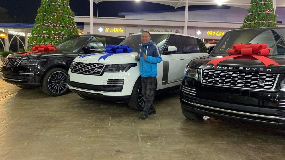 Hai cánh gà của sân khấu ngoài dàn xe Mercedes-Benz màu đen còn có 3 chiếc xe Range Rover thế hệ mới đang bán tại dải đất hình chữ S Hai cánh gà của sân khấu ngoài dàn xe Mercedes-Benz màu đen còn có 3 chiếc xe Range Rover thế hệ mới đang bán tại dải đất hình chữ S
