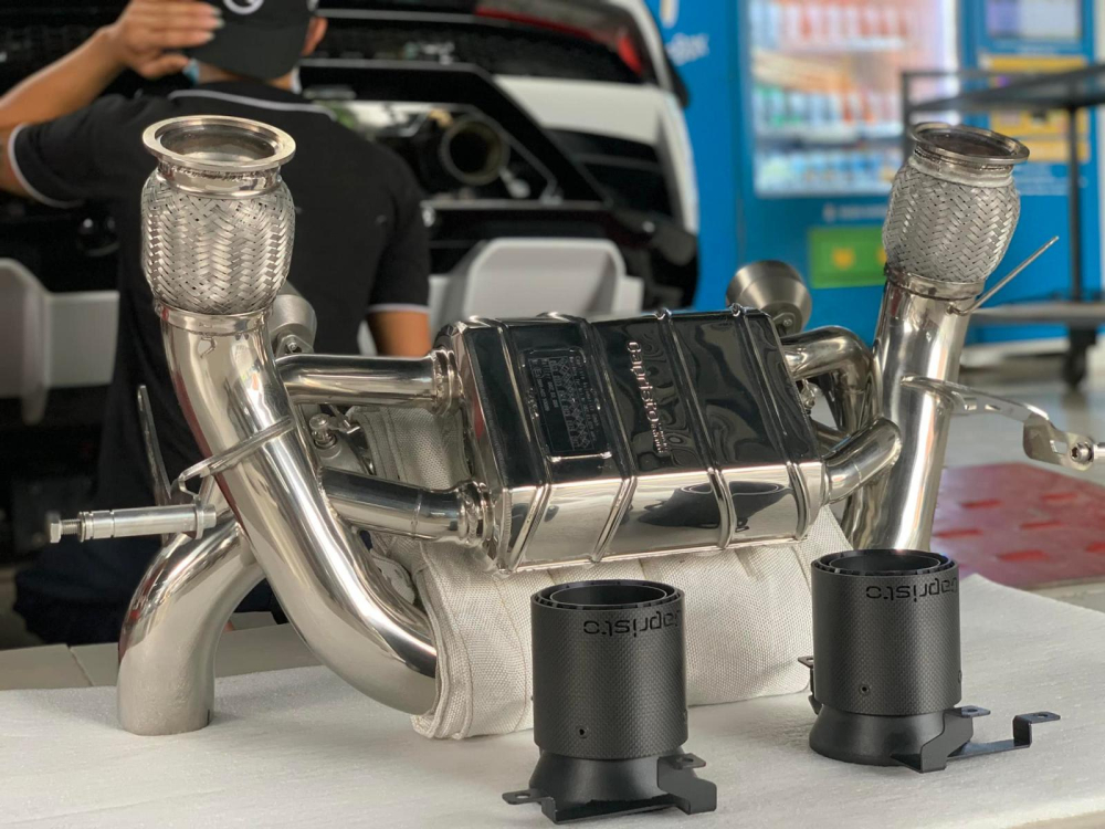Ống xả độ Capristo dành cho siêu xe Lamborghini Huracan EVO RWD được chia thành 2 phần Ống xả độ Capristo dành cho siêu xe Lamborghini Huracan EVO RWD được chia thành 2 phần