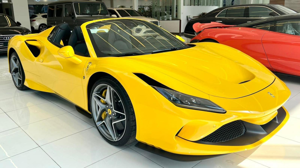 Thiết kế của siêu xe Ferrari F8 Spider và đỗ kế bên chính là McLaren 765LT Thiết kế của siêu xe Ferrari F8 Spider và đỗ kế bên chính là McLaren 765LT