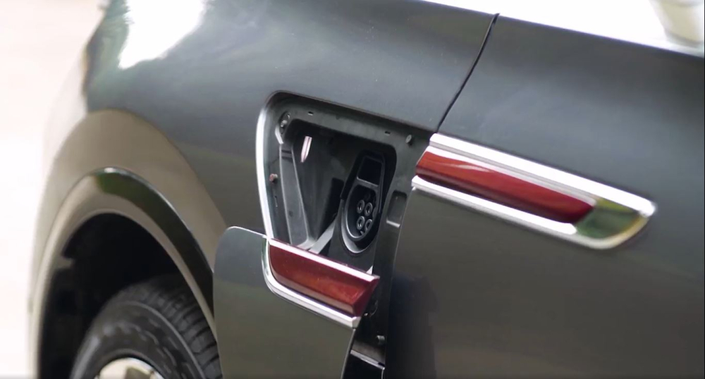 Chọn mua Hongqi E-HS9, người dùng sẽ phải nạp điện tại nhà chứ chưa có hệ thống trạm sạc.