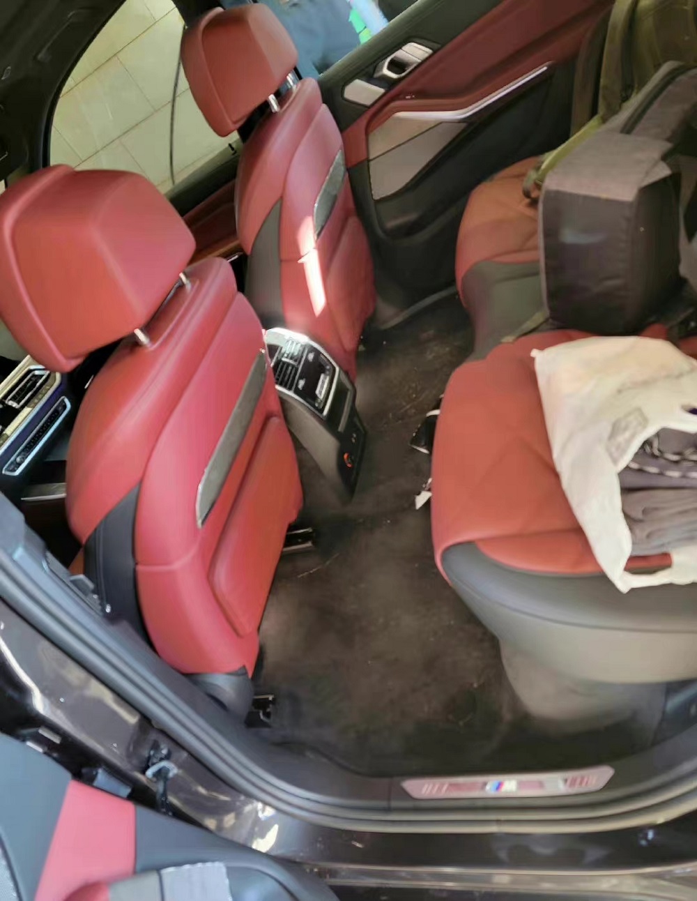 Hàng ghế sau của BMW X5Li 2022 khá rộng rãi