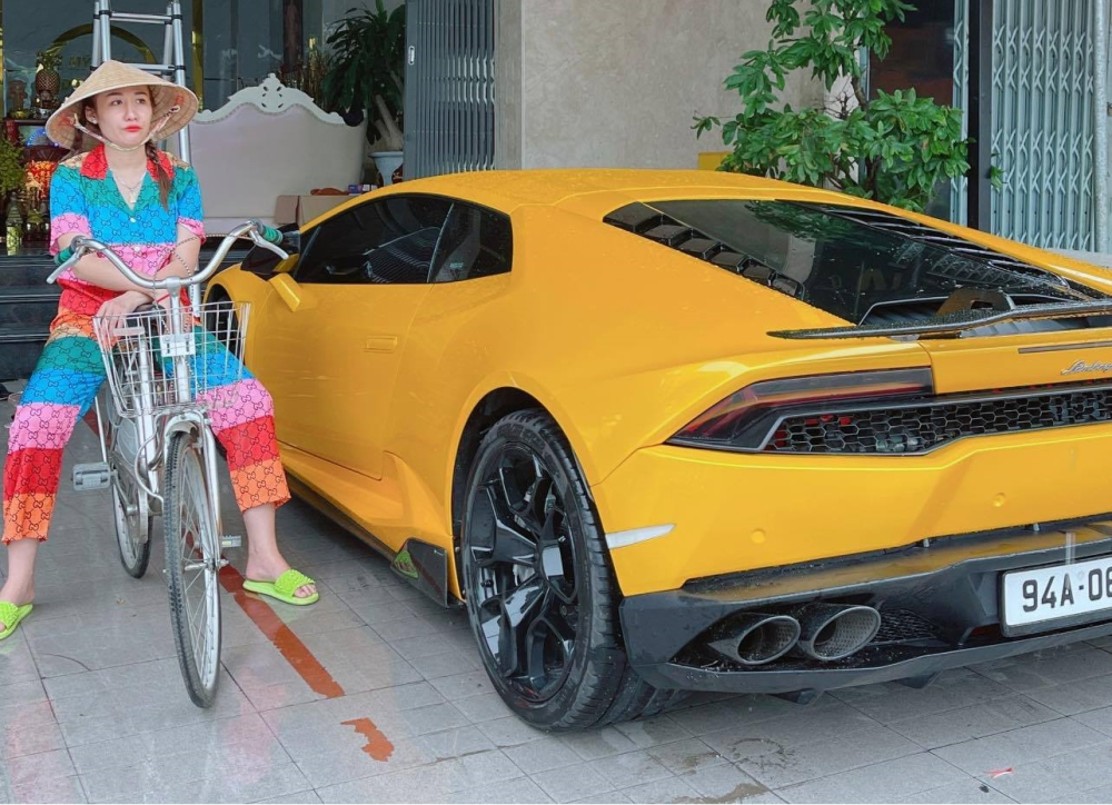 Bà chủ 9X mỹ phẩm ở Bạc Liêu cùng siêu xe Lamborghini Huracan LP610-4 lúc chưa được thay áo mới Bà chủ 9X mỹ phẩm ở Bạc Liêu cùng siêu xe Lamborghini Huracan LP610-4 lúc chưa được thay áo mới