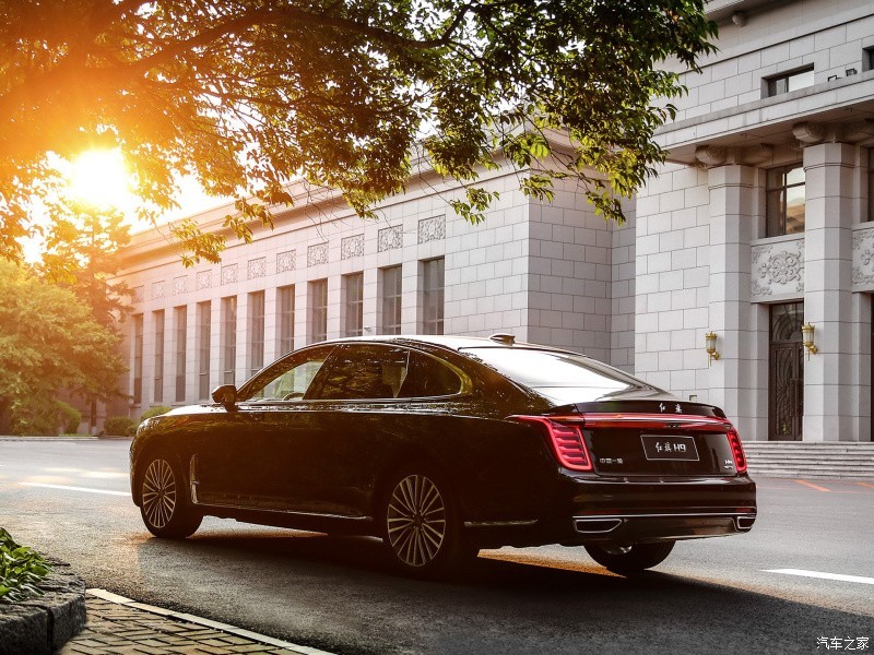 Vẻ ngoài của Hongqi H9 trẻ trung và thể thao hơn nhờ cặp ống xả kép và phần nóc mang hơi hướng coupe.