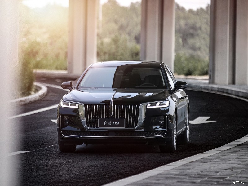 Thiết kế lưới tản nhiệt và cụm đèn chiếu sáng của Hongqi H9 khiến người nhìn liên tưởng đến mẫu Rolls-Royce đình đám.