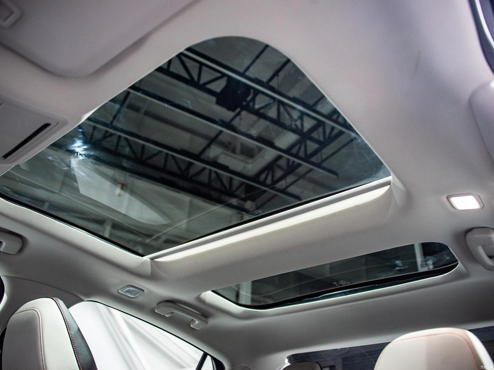 Cửa sổ trời to&agrave;n cảnh của Ford Mondeo 2022