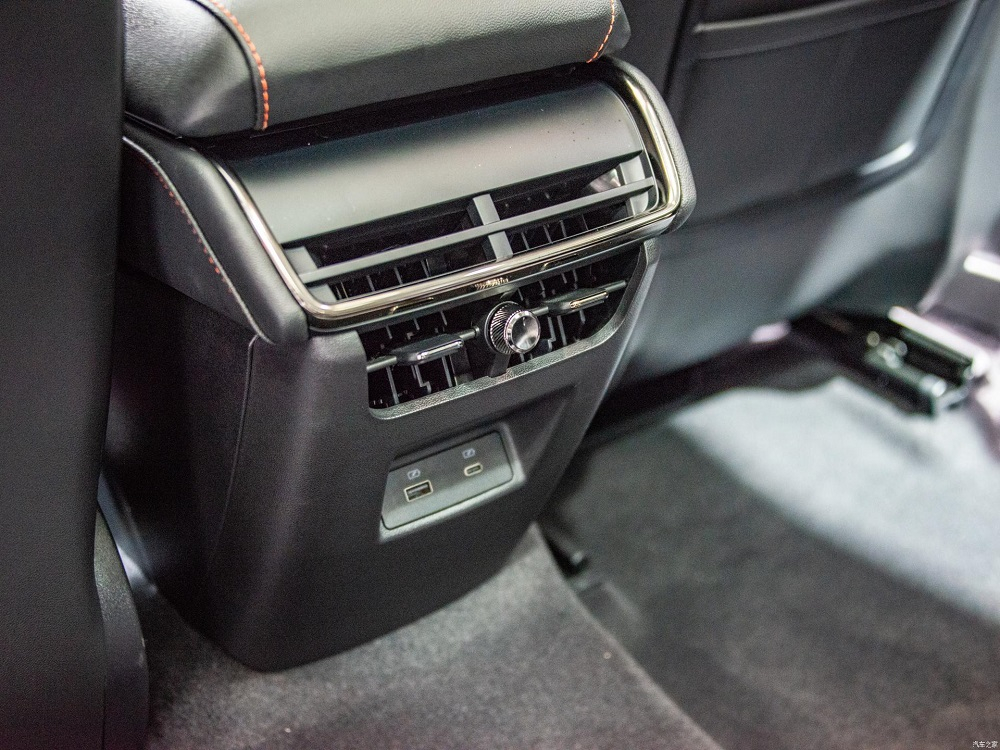 Cửa gi&oacute; h&agrave;ng ghế sau của Ford Mondeo 2022