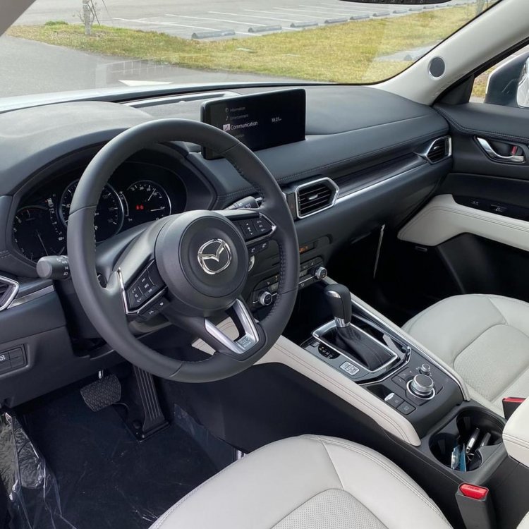 Nội thất bọc da phối 2 màu tương phản của Mazda CX-5 2022