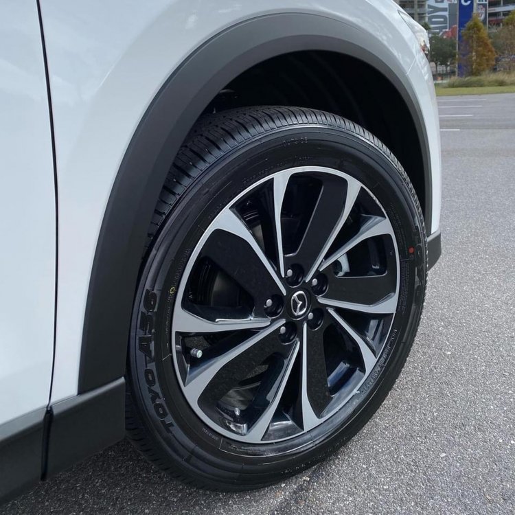 Vành la-zăng 5 chấu kép, sơn phối 2 màu thể thao của Mazda CX-5 2022