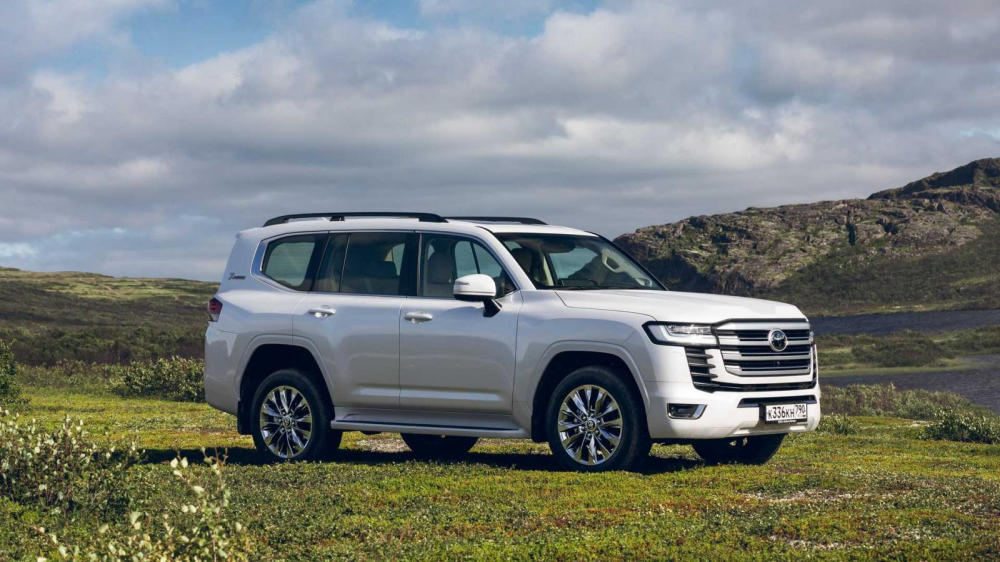 Toyota xin lỗi v&igrave; kh&aacute;ch đặt mua Land Cruiser 2022 sẽ phải chờ 4 năm mới được nhận xe