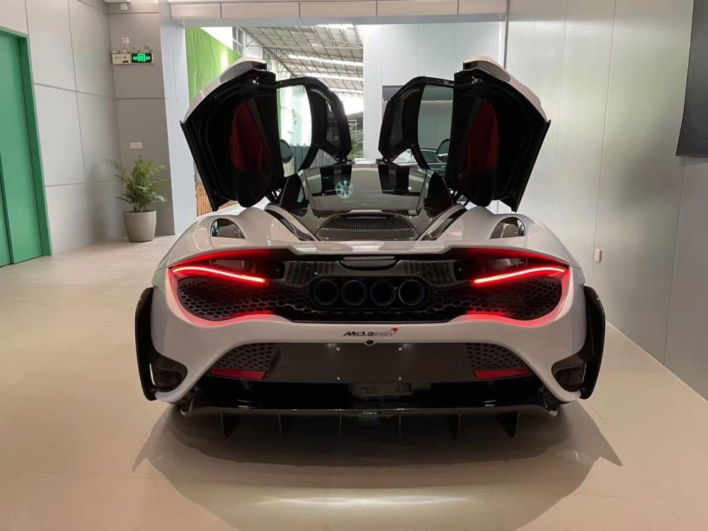 Nh&igrave;n từ ph&iacute;a sau được độ b&agrave;i bản như McLaren 765LT