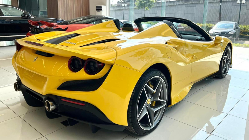 Ferrari F8 Spider khi được mở mui