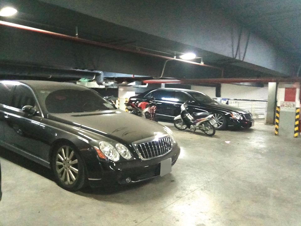 2 chiếc xe si&ecirc;u sang Maybach 62S từng bị bắt gặp phủ bụi