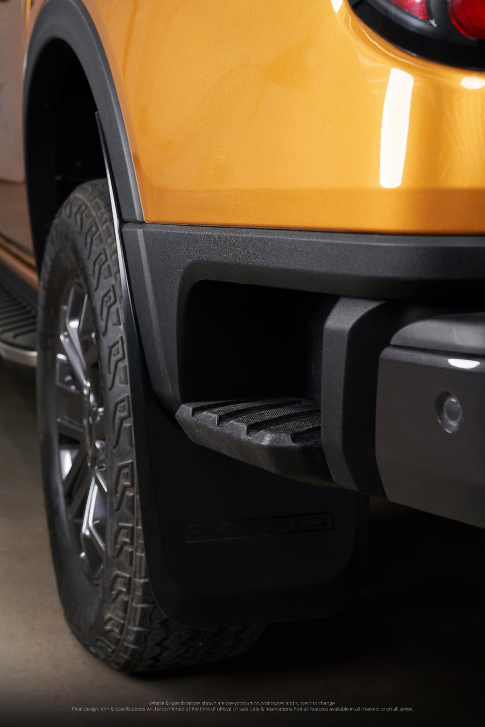 Bệ bước chân ở cản sau của Ford Ranger 2022 Bệ bước chân ở cản sau của Ford Ranger 2022
