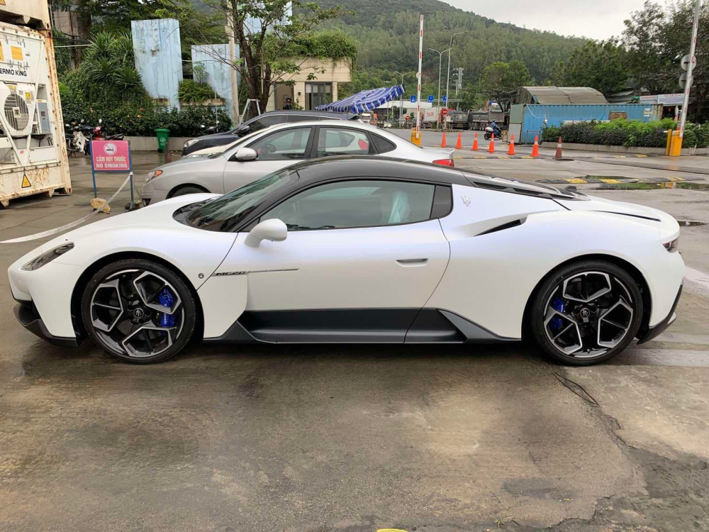 Chiếc xe Maserati MC20 này có màu trắng Chiếc xe Maserati MC20 này có màu trắng