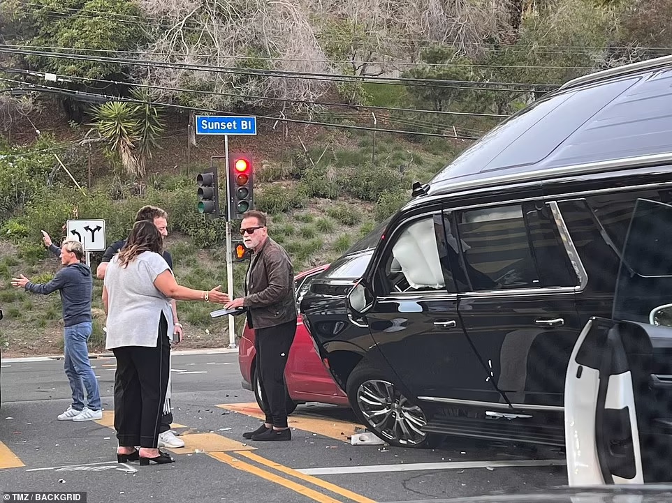 Nam diễn vi&ecirc;n ki&ecirc;m cựu Thống đốc bang California Arnold Schwarzenegger tại hiện trường