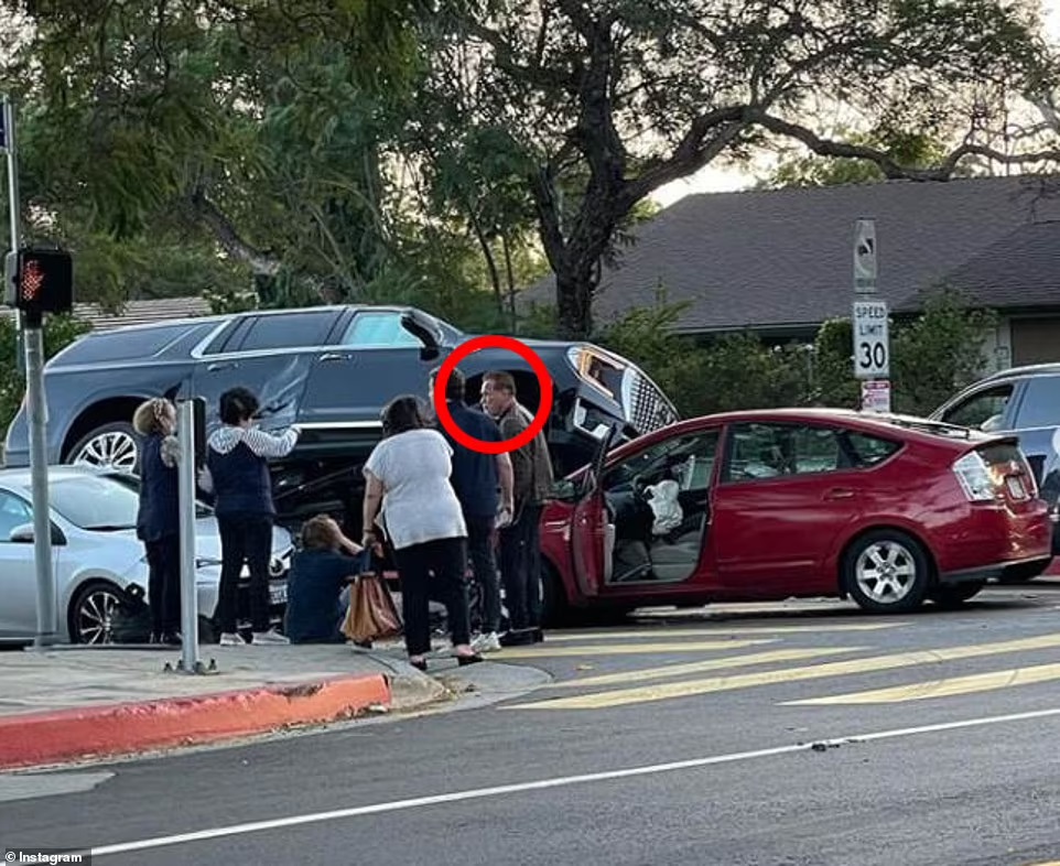 T&uacute;i kh&iacute; b&ecirc;n trong chiếc Toyota Prius bung ra