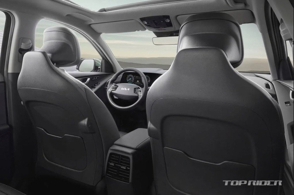 Lưng ghế trước của Kia Niro 2022 được tạo h&igrave;nh như m&oacute;c treo &aacute;o kho&aacute;c