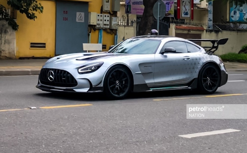 Một chiếc siêu xe Mercedes-AMG GT Black Series P One Edition trên đường phố Campuchia