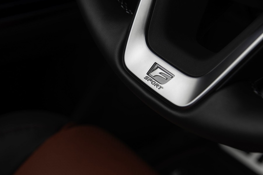 Logo F SPORT xuất hiện ở v&ocirc; lăng của Lexus LX 600 F SPORT 2022