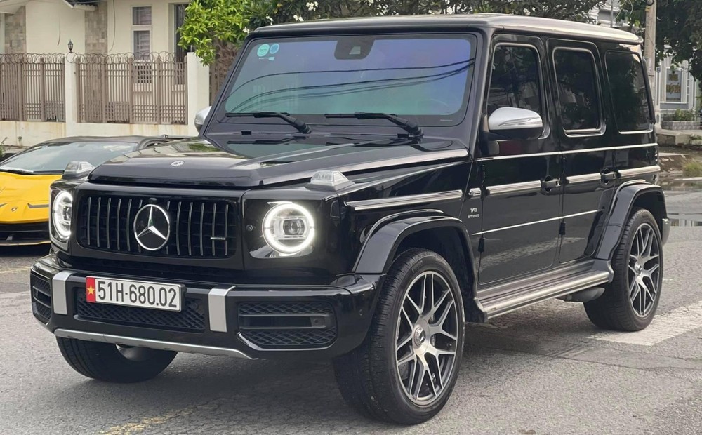 Còn đây là xe SUV hạng sang Mercedes-AMG G63 tiêu chuẩn