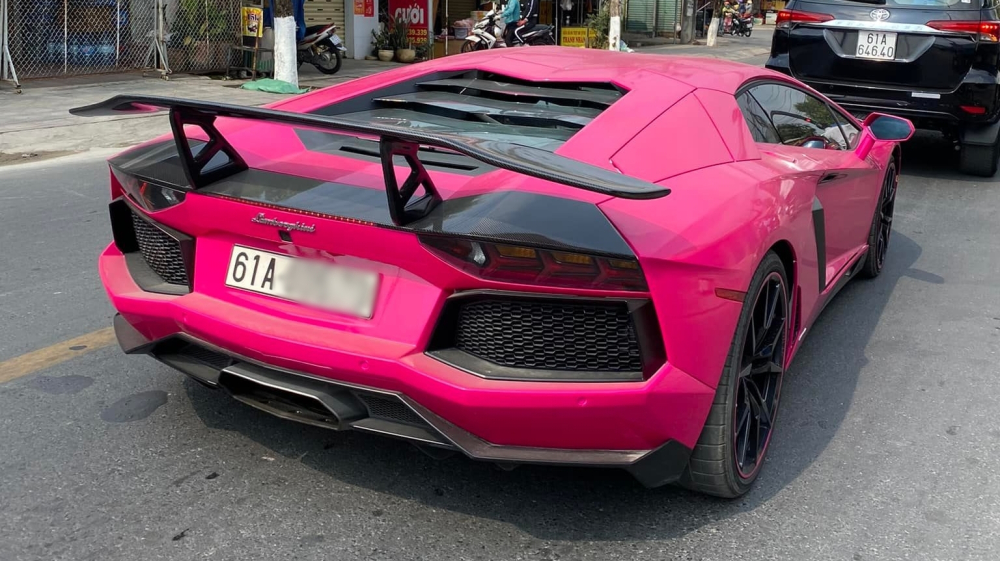 Lamborghini Aventador của 8X B&igrave;nh Dương t&aacute;i xuất với bộ &aacute;o mới để đ&oacute;n Tết Nguy&ecirc;n đ&aacute;n